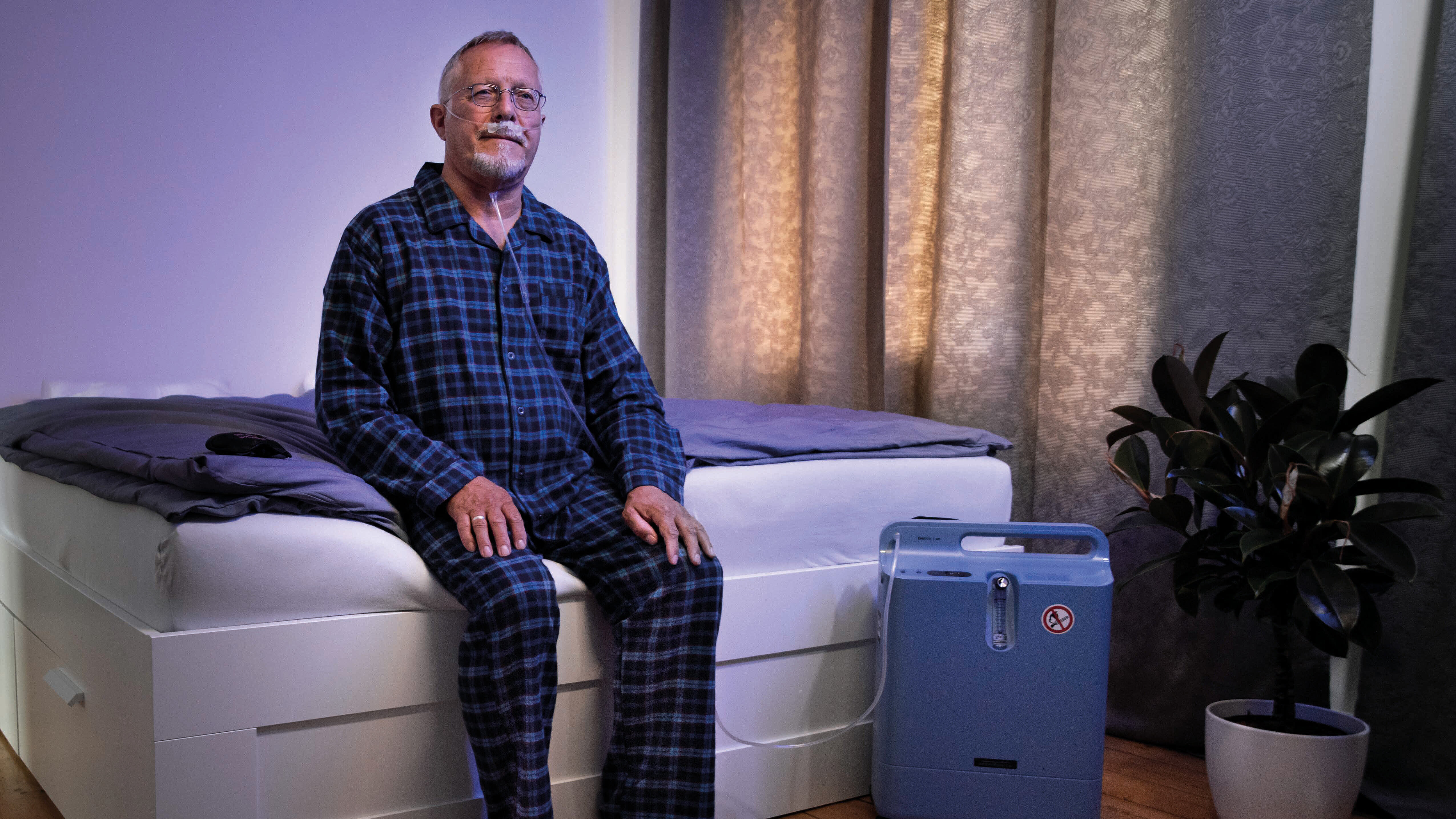 everflo oxygen concentrator patient sitting on bed